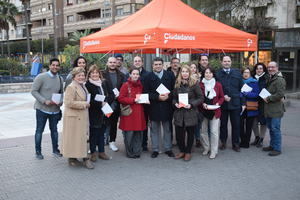 Ciudadanos Almería informa 'a pie de calle' de los acuerdos presupuestarios de 2018