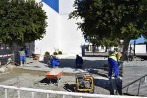 El Ayuntamiento de Níjar mejora el acerado en distintos puntos de San Isidro