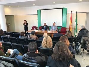 La Junta facilitará el acceso de los acompañantes de personas con discapacidad en sus instalaciones deportivas públicas