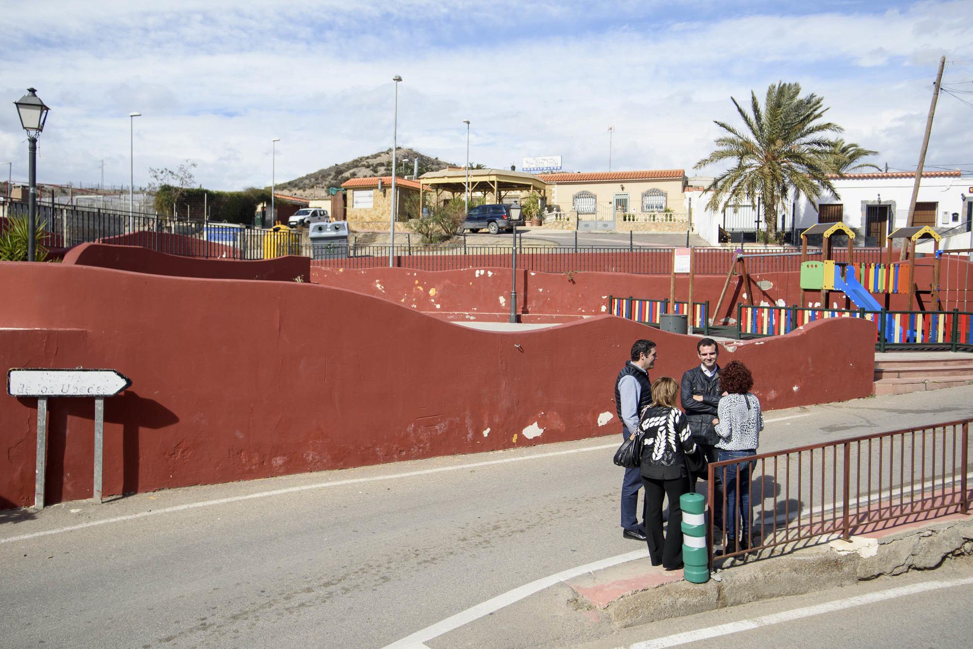 El alcalde recorre Cuevas de los Medinas con los vecinos para ver las