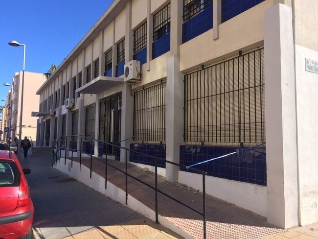 El PSOE reprocha al PP que lleve un mes sin actuar después de que se cayera en Las 500 la cornisa del centro de mayores