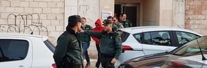 Vecinos de Vícar increpan a Ana Julia tras el registro en su domicilio por parte de la Guardia Civil