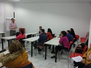 La Junta muestra a desempleados de Roquetas de Mar cómo convertirse en emprendedores