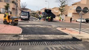 El Ayuntamiento de Huércal de Almería acomete un asfaltado de calles en el barrio de Villa Inés