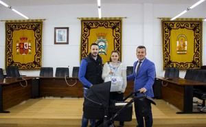 Carboneras da la bienvenida a los recién nacidos con una cesta