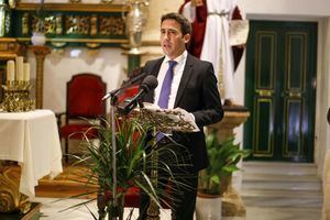 Óscar Liria entrega su medalla de Diputación a la Virgen de las Angustias