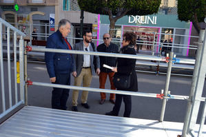 Continúa el proceso de instalación de las gradas de la Carrera Oficial de Semana Santa