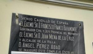Un colegio de Níjar mantiene una placa en memoria de Franco "Caudillo de España" y del Jefe Provincial del Movimiento