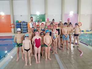 Diplomas y medallas en la clausura del segundo trimestre de la Escuela de Natación