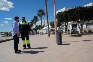 Nuevos bancos y papeleras en los Parques y Paseo Marítimo de Carboneras