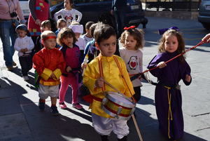 Los niños de la guardería de Gádor llevan a cabo su singular procesión de Semana Santa