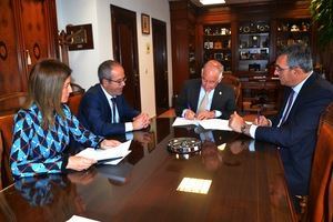 El alcalde de Roquetas firma siete contratos de obras, suministros y servicios por cinco millones y medio de euros