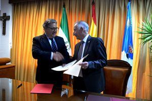 Zoido y Amat firman el refuerzo de la Guardia Civil en Roquetas