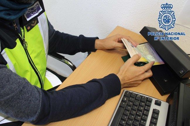 Detenidos dos individuos por falsificar documentos para obtener un permiso de residencia