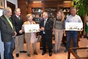 El alcalde de Roquetas entrega la recaudación de dos obras solidarias a la AECC y al Teléfono de la Esperanza