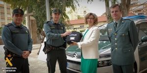 Cajamar hace entrega de tres desfibriladores a la Guardia Civil de Almería