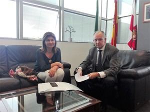 Espinosa se reúne con el juez Columna para conocer sus reflexiones sobre la legislación andaluza sobre violencia de género