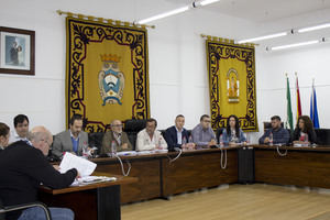 El Ayuntamiento da cuenta en pleno de la renuncia de Salvador Hernández como alcalde