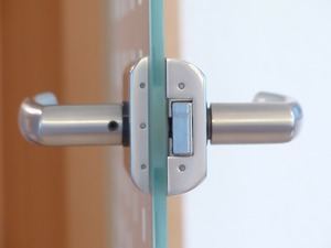 La importancia de una puerta de cristal de calidad en tu negocio