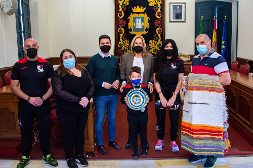 El Ayuntamiento de Níjar reconoce los éxitos del boxeador Luka Nicolás Nerghes