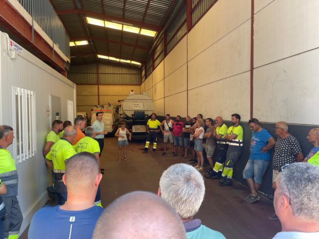 El alcalde de Níjar anuncia a los empleados de la limpieza viaria que trabajarán todo el año y a jornada completa