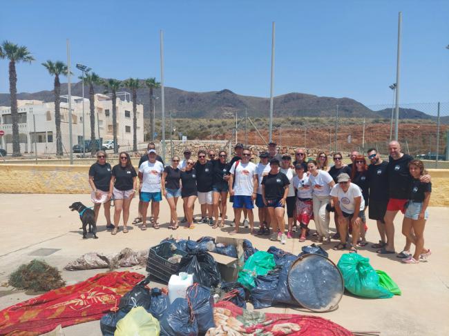 Gran limpieza de fondos marinos en la Isleta del Moro