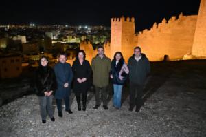 La iluminación y restauración de las murallas de San Cristóbal realzan el patrimonio histórico de Almería