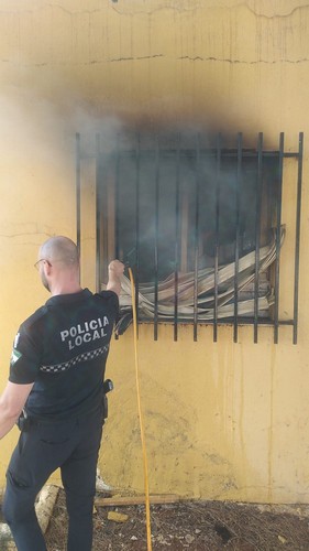 Bomberos y Policía Local de Níjar controlan incendio en El Nazareno