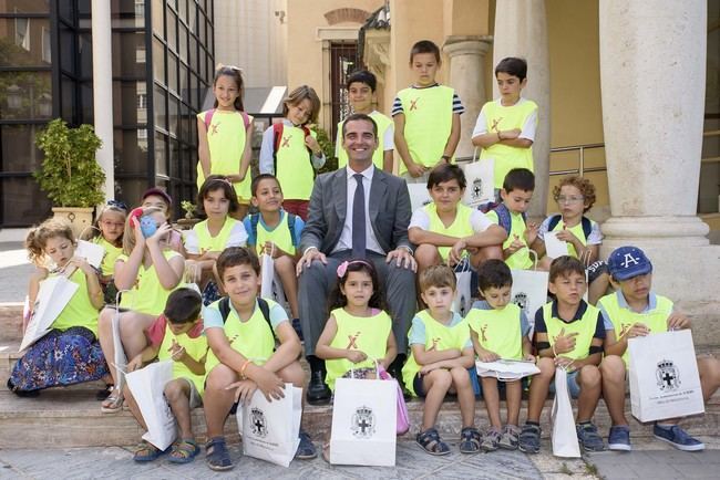 El alcalde recibe a los 23 niños que disfrutan de la Escuela de Verano de los Centros de la Mujer