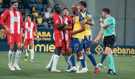 Almería cae en Cádiz por decisiones arbitrales polémicas
