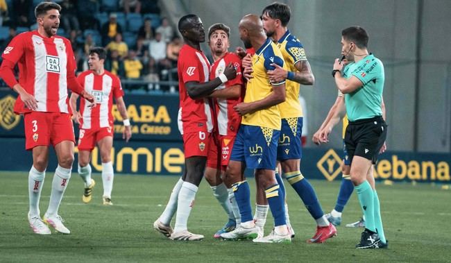 Almería cae en Cádiz por decisiones arbitrales polémicas