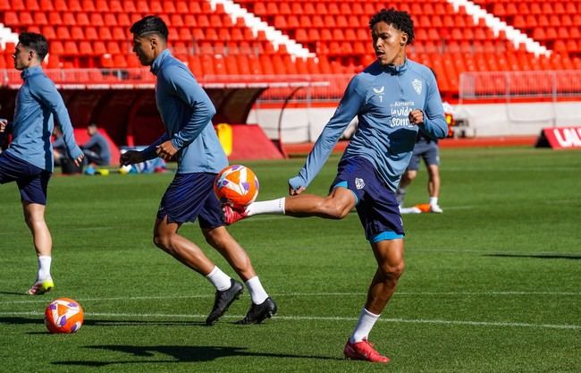 Lázaro regresa a la convocatoria del Almería