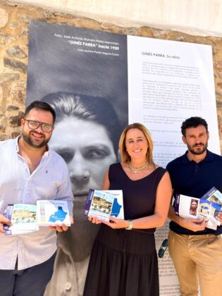 Entrega de guías informativas a centros de interpretación en Almería