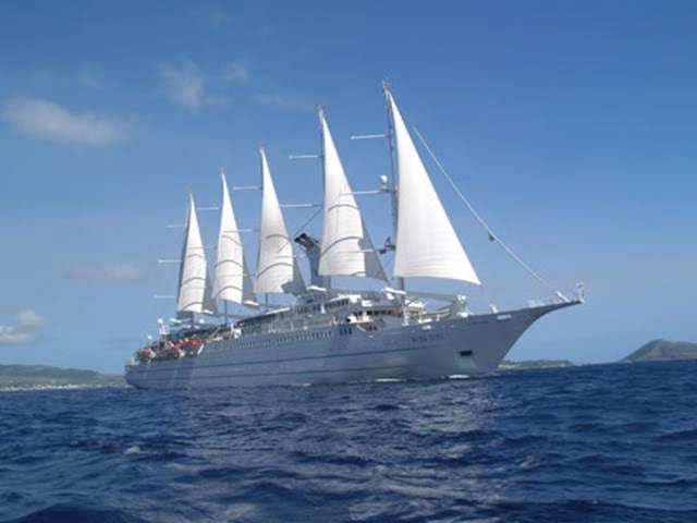 El velero-crucero Wind Surf se marchó ayer y el Harmony V regresa el domingo