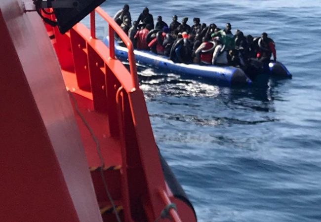 18 personas rescatadas de dos pateras en Alborán
