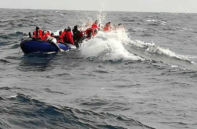 Rescatan a 17 hombres de una patera a 40 millas de Cabo de Gata