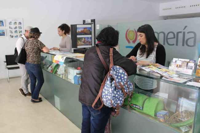 Más de 35.000 empleados públicos de Almería se beneficiarán de la subida del 2%