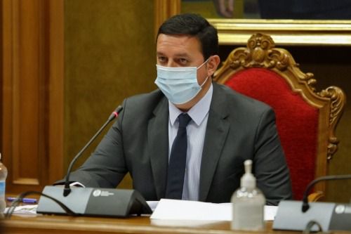 El presidente de Diputación tacha de “expropiación” que el Gobierno se quiera quedar con los ahorros municipales
