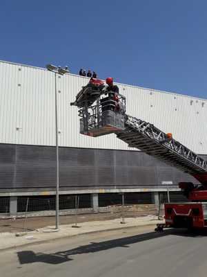 Los Bomberos de Almería realizan un simulacro de rescate en la obra del nuevo CC Torrecárdenas