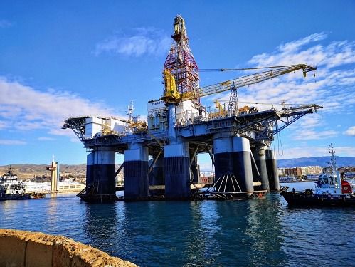 El Puerto de Almería se plantea acoger plataformas y buques 'offshore'.