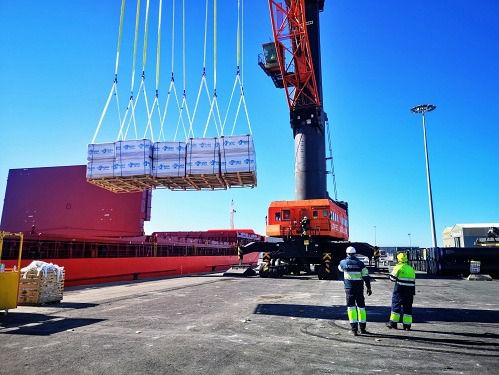 El tráfico de mercancías en los puertos de Carboneras y Almería crece un 129% en mayo