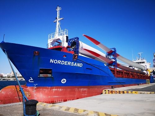 Eblades embarca 18 palas para aerogeneradores en Almería con destino Alemania