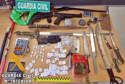 Detenido en Adra con drogas, armas y 7.000 euros