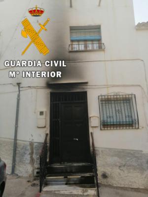 Detenido por incendiar la puerta de una casa con personas dentro en Purchena