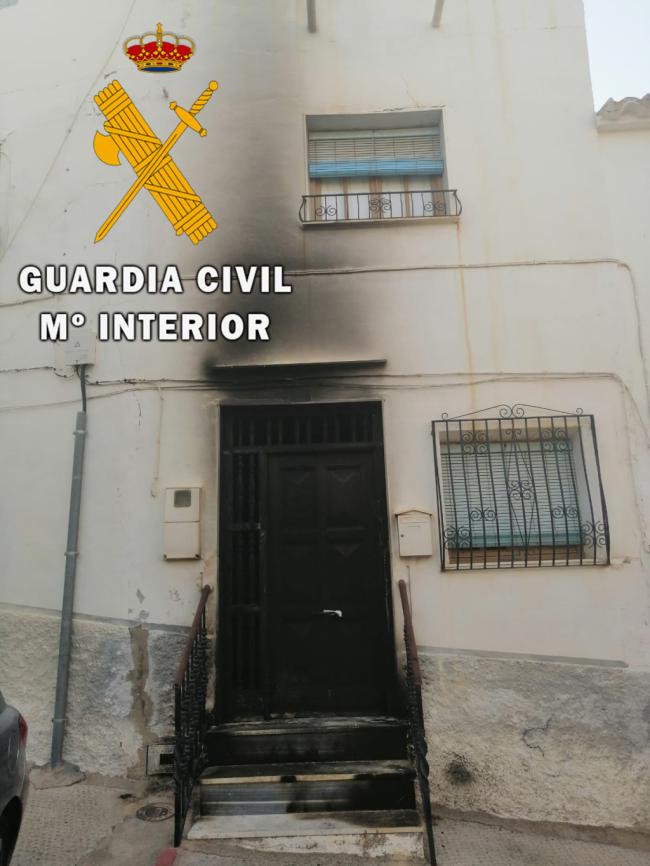 Detenido por incendiar la puerta de una casa con personas dentro en Purchena