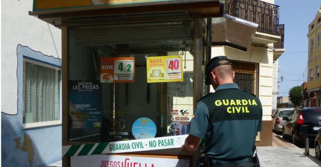 Detenidos por cobrar premios de Lotería robada a un vendedor de la ONCE