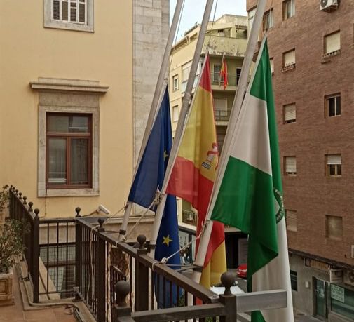 Las instituciones de Almería secundan el luto por la tragedia del Villa de Pintaxo