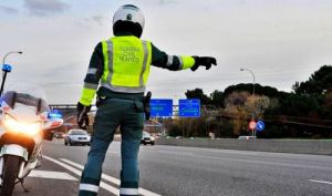 Investigan a dos conductores por circular sobrepasando en 94 y 88 km/h la velocidad permitida.