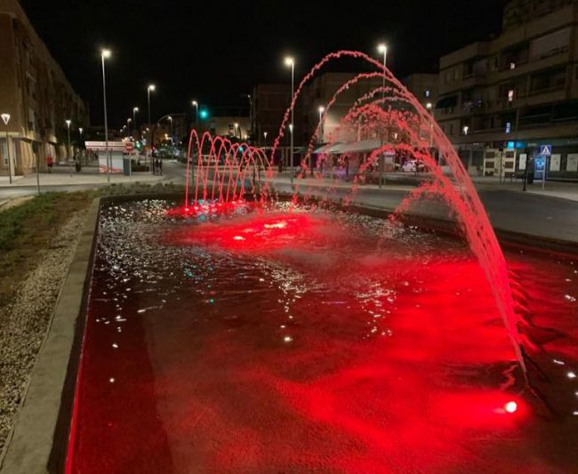 Almería se ilumina de rojo para visibilizar el Día Mundial del Parkinson
