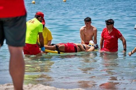 10 desaparecidos y 2 rescatados por el naufragio de una patera